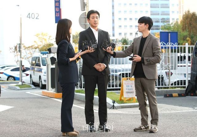 배우 고 이선균 씨가 지난 10월 28일 인천 논현경찰서에 출석하며 심경을 밝히고 있다.ⓒ데일리안 방규현 기자