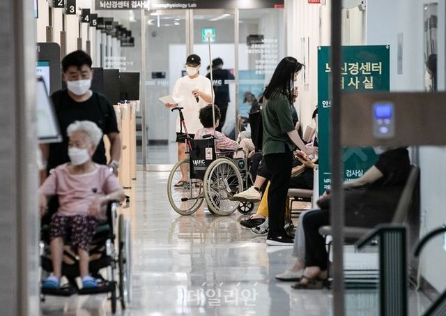 병원에서 환자들이 진료를 받기 위해 대기하고 있다. ⓒ뉴시스