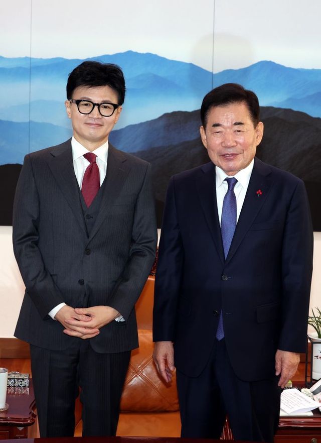 김진표 국회의장이 29일 오전 서울 여의도 국회의장실을 예방한 한동훈 국민의힘 비상대책위원장과 환담을 나누기 전 기념촬영을 하고 있다. ⓒ뉴시스