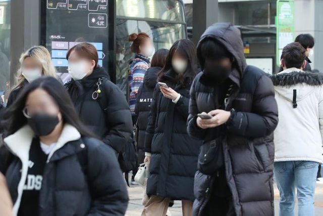 서울 마포구 홍대입구역 인근에서 시민들이 두꺼운 외투를 입고서 출근하고 있다. ⓒ데일리안DB