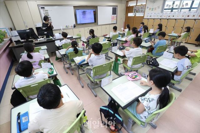 21일 서울 마포구 서울공덕초등학교에서 학생들이 방학을 맞이하며 선생님의 여러가지 안내를 듣고 있다. ⓒ데일리안 홍금표 기자