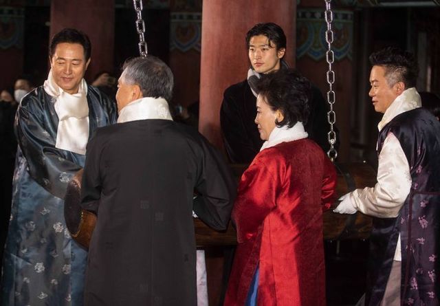 2023년 계묘년을 맞은 1일 새벽 서울 종로구 보신각에서 오세훈 서울시장과 축구선수 조규성을 비롯한 시민대표들이 제야의 종을 울리고 있다.ⓒ뉴시스