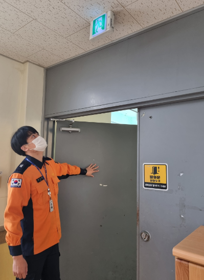 서울시 소방재난본부 관계자가 아파트 방화문을 점검하고 있다.ⓒ서울시 제공