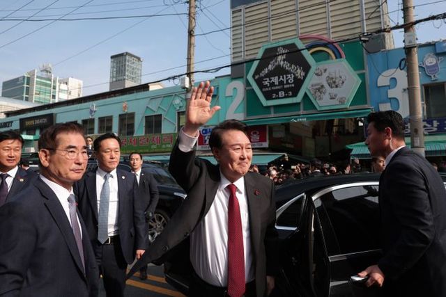 윤석열 대통령이 6일 부산 중구 국제시장 일원을 방문해 시민들과 인사하고 있다. ⓒ대통령실