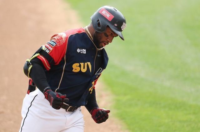 친정팀 kt위즈로 복귀한 로하스. ⓒ 뉴시스