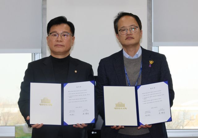 국민의힘 이양수 원내수석 부대표와 더불어민주당 박주민 원내수석부대표가 8일 국회에서 12월 임시회 관련 합의문을 들고 포즈를 취하고 있다. ⓒ연합뉴스