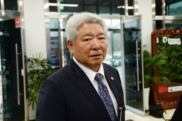 방송통신위원장 후보로 지명된 김홍일 국민권익위원장이 6일 오후 청렴리더십 특강을 위해 방문한 충북 청주시 서원구 국민권익위원회 청렴연수원에서 취재진 질문에 답하고 있다. ⓒ뉴시스