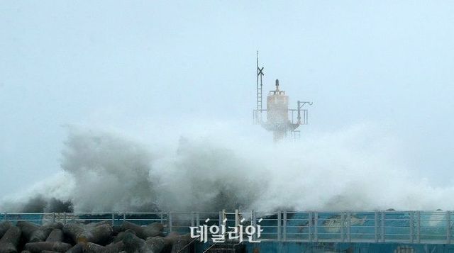 지난해 9월 6일 태풍의 영향으로 높은 파도가 일면서 강원 강릉시 연곡면 영진항 방파제를 넘고 있다. ⓒ연합뉴스