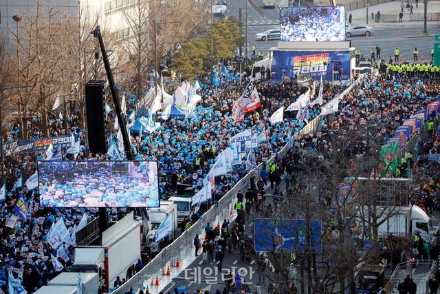 4일 서울 세종대로에서 더불어민주당의 윤석열정권 민생파탄-검사독재 규탄 국민보고대회가 열리고 있다. ⓒ데일리안 김민호 기자