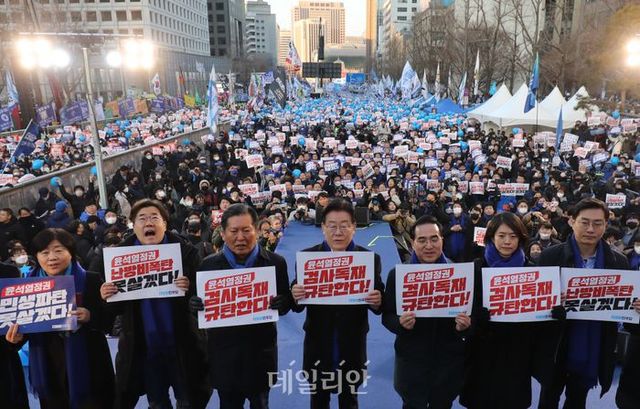 더불어민주당 이재명 대표를 비롯한 지도부가 4일 서울 중구 숭례문 앞에서 열린 
