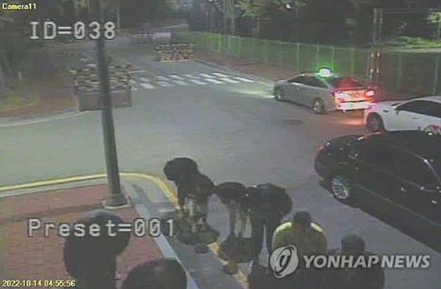 교도소 앞에 도열한 폭력조직원들ⓒ연합뉴스