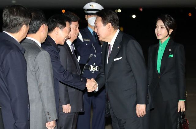 1박2일간 일본 방문 일정을 마친 윤석열 대통령과 부인 김건희 여사가 17일 경기도 성남 서울공항에 도착해 김기현 국민의힘 대표와 악수하고 있다. ⓒ뉴시스
