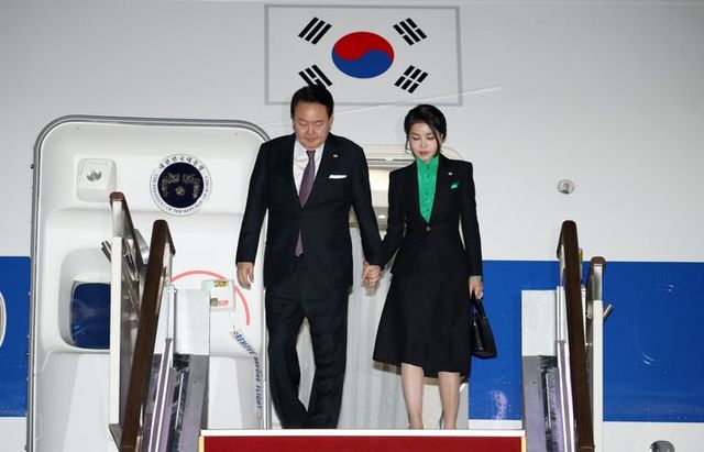 1박2일간 일본 방문 일정을 마친 윤석열 대통령과 부인 김건희 여사가 17일 경기도 성남 서울공항에 도착해 공군 1호기에서 내리고 있다. ⓒ뉴시스