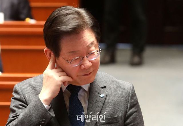 이재명 더불어민주당 대표가 16일 오후 국회에서 열린 의원총회에서 얼굴을 만지고 있다. ⓒ데일리안 박항구 기자