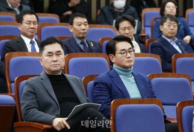 16일 국회에서 열린 더불어민주당선거제 관련 의원 토론회에서 김종민, 박용진 등 의원들이 박홍근 원내대표의 발언을 듣고 있다.ⓒ데일리안 박항구 기자