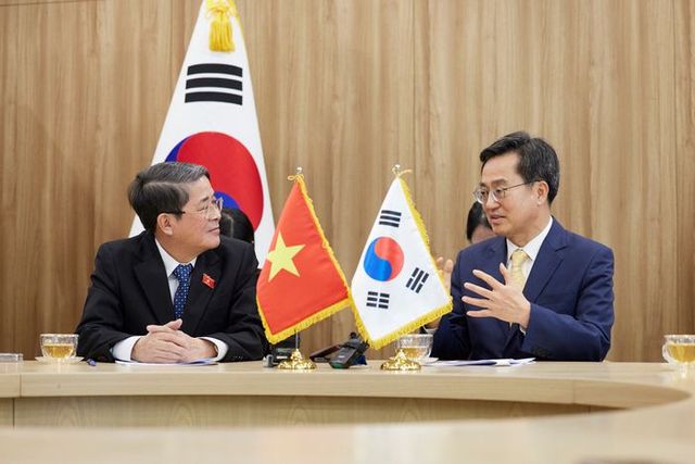 김동연(오른쪽) 경기도지사가 23일 방한 중인 응우옌 득 하이(Nguyen Duc Hai) 베트남 국회부의장과 이야기를 나누고 있다.ⓒ