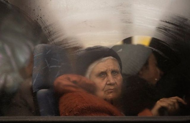 지난해 4월 21일 우크라이나 마리우폴을 탈출한 한 할머니가 자포지라 난민센터에 도착하고 있다. ⓒAP/뉴시스