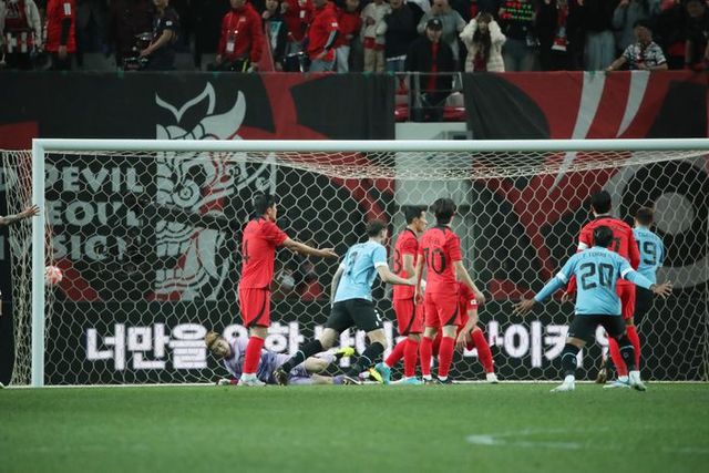 우루과이 축구 국가대표팀 세바스티안 코아테스가 28일 서울 마포구 서울월드컵경기장에서 열린 하나은행 초청 국가대표 친선경기 대한민국 대 우루과이 전에서 발베르데의 도움을 받아 첫 골을 넣고 있다. ⓒ데일리안 김민호 기자