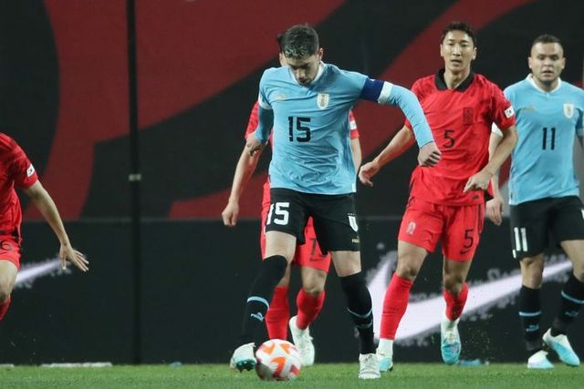 우루과이 축구 국가대표팀 페데리코 발베르데 선수가 28일 서울 마포구 서울월드컵경기장에서 열린 하나은행 초청 국가대표 친선경기 대한민국 대 우루과이 전에서 드리블을 하고 있다. ⓒ데일리안 김민호 기자