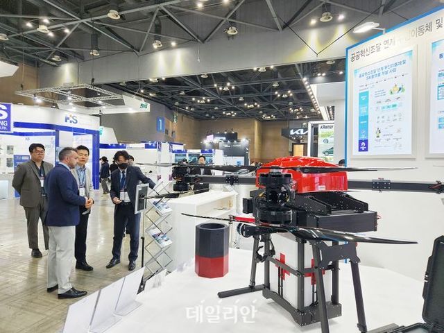 한국산업기술시험원(KTL) 직원이 부스 방문 고객을 상대로 모빌리티 관련 시험인증을 소개하고 있는 모습.ⓒKTL