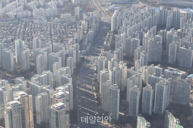 서울 송파구 롯데월드타워 전망대 서울스카이에서 바라본 아파트 단지 모습. ⓒ데일리안 김민호 기자