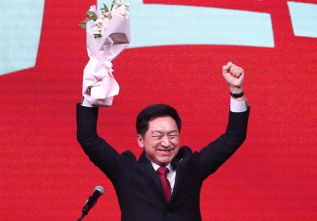 김기현 국민의힘 신임 당대표가 8일 오후 경기도 고양시 킨텍스에서 열린 국민의힘 힘내라! 대한민국 제3차 전당대회에서꽃다발을 들어 올리며 인사하고 있다. ⓒ데일리안 박항구 기자
