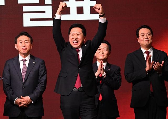 국민의힘 당대표로 선출된 김기현 의원이 8일 경기 고양시 킨텍스에서 열린 제3차 전당대회에서 손을 번쩍 들고 있다. ⓒ데일리안 박항구 기자