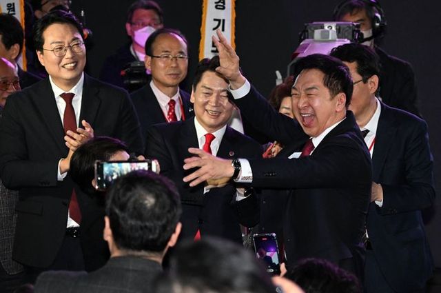 김기현, 안철수, 천하람 국민의힘 당대표 후보와 정진석 비상대책위원장 등 참석자들이8일 오후 경기도 일산 킨텍스에서 열린 국민의힘 제3차 전당대회에서 축하공연 시간에 함께 춤을 추고 있다. ⓒ데일리안 박항구 기자