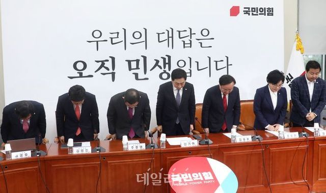 김기현 국민의힘 대표와 최고위원들이 9일 오전 국회에서 열린 첫 최고위원회의에 앞서 인사하고 있다. ⓒ데일리안 박항구 기자