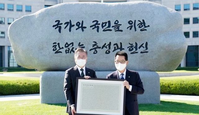 문재인(왼쪽) 전 대통령이 지난 2021년 6월 4일 국가정보원 원훈석 제막식을 마친 뒤 박지원 전 국정원장과 함께 개정된 국정원법을 새긴 동판을 들고 있다.ⓒ청와대