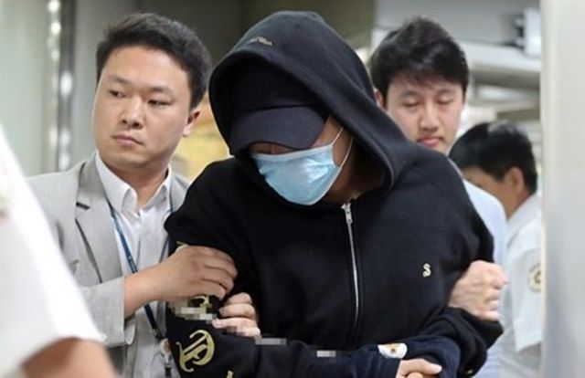 남경필 전 경기도지사 장남이 지난 2017년 9월 19일 서울중앙지법에서 열리는 구속 전 피의자심문(영장실질심사)에 출석하기 위해 법정으로 향하고 있다. ⓒ연합뉴스