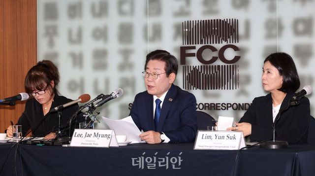 이재명 더불어민주당 대표가 11일 오후 서울 중구 프레스센터에서 외신기자클럽 초청 기자회견에 참석해 모두 발언을 하고 있다. ⓒ국회사진취재단