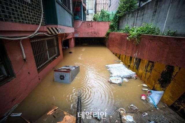 지난해 8월 서울 관악구 반지하 빌라 주차장에 물이 차있는 모습.ⓒ뉴시스