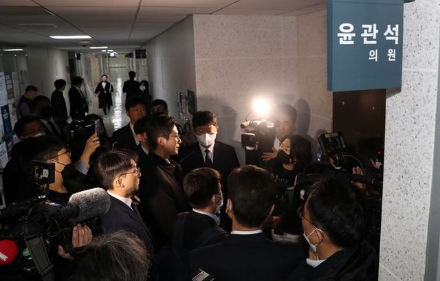 검찰 수사관들이 12일 오전 의원회관 윤관석 더불어민주당 의원실 앞에서 압수수색을 하기 위해 대기하고 있다. ⓒ뉴시스