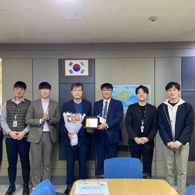 경기도교육청 베스트 간부에 선정된 이근규(왼쪽 세번쩨) 재무관리과장ⓒ