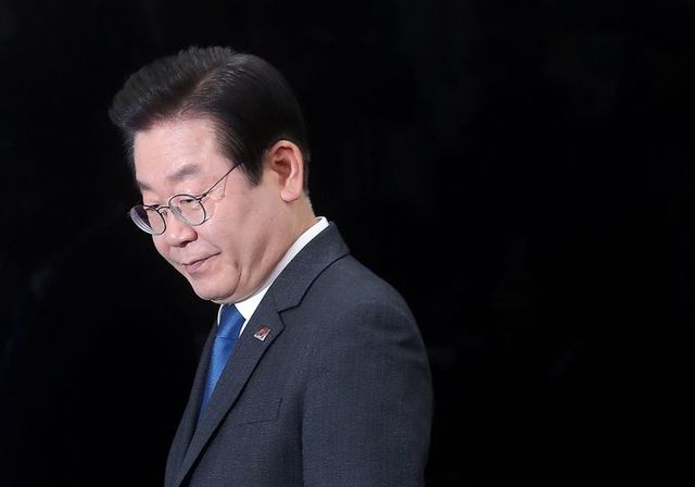 이재명 더불어민주당 대표가 14일 오전 국회에서 열린 최고위원회의에 들어서고 있다. ⓒ데일리안 박항구 기자