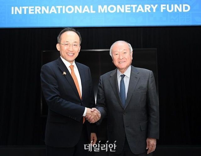 G20 재무장관회의 참석차 미국 워싱턴D.C를 방문중인 추경호 경제부총리 겸 기획재정부 장관이 13일 (현지시간) 국제통화기금(IMF)에서 스즈키 슌이치 일본 재무장관과 면담하고 있다. ⓒ기획재정부