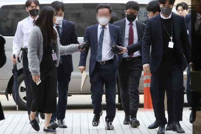 백현동 개발사업의 로비스트로 지목된 김인섭 전 한국하우징기술 대표가 14일 오전 서울 서초구 서울중앙지방법원에서 구속 전 피의자 심문에 출석하고 있다.ⓒ데일리안 김민호 기자