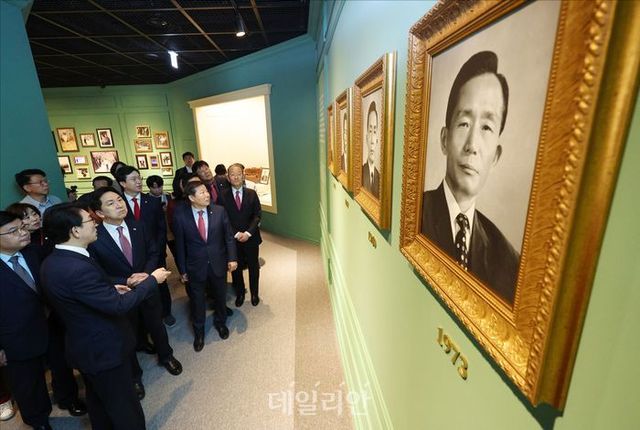 국민의힘 김기현 대표가 14일 서울 마포구 박정희대통령기념관을 방문해 전시물을 관람하고 있다. ⓒ데일리안 홍금표 기자