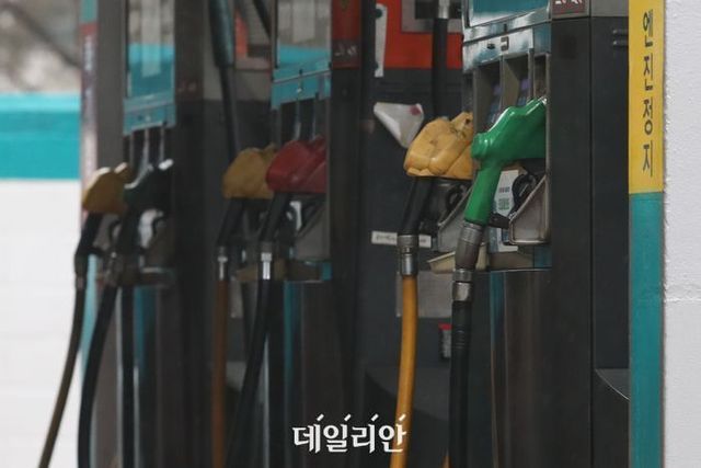 정부가 이달 말 종료 예정인 유류세 인하를 연장하는 쪽으로 가닥을 잡은 것으로 보인다. 사진은 서울 시내 한 주요소 모습. ⓒ데일리안 DB