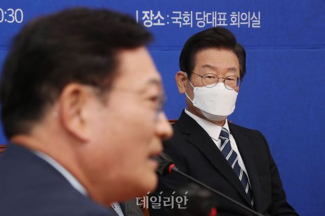 더불어민주당 이재명 대표가 2022년 9월 22일 국회에서 열린 상임고문단 간담회에서 송영길 상임고문의 발언을 듣고 있다. (공동취재사진) ⓒ데일리안 박항구 기자