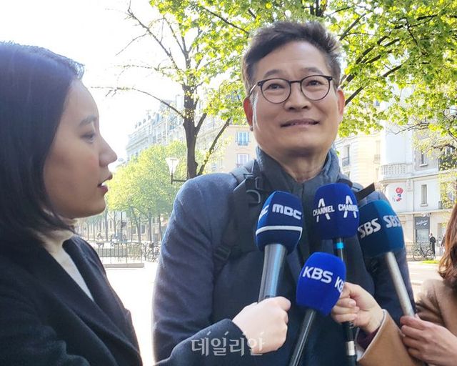 프랑스에 체류 중인 송영길 전 더불어민주당 대표가 19일(현지시간) 파리경영대학원 앞에서 한국 특파원들과 만나 질의응답을 하고 있다. ⓒ연합뉴스
