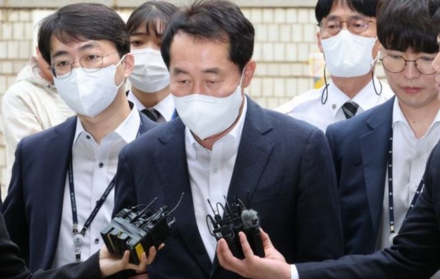 2021년 더불어민주당 전당대회 당시 돈봉투 살포 의혹의 주요 피의자인 강래구 한국감사협회장이 21일 오전 구속 전 피의자 심문(영장실질심사)를 받기 위해 서울 서초구 서울중앙지방법원으로 들어서고 있다. ⓒ뉴시스