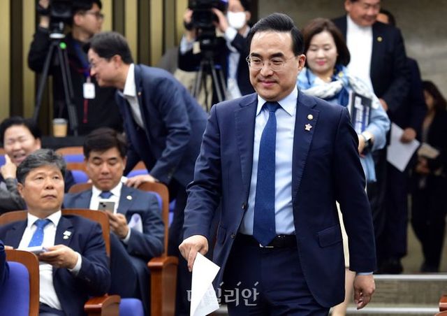 박홍근 더불어민주당 원내대표가 20일 오후 국회에서 열린 의원총회에 참석하고 있다. ⓒ데일리안 박항구 기자