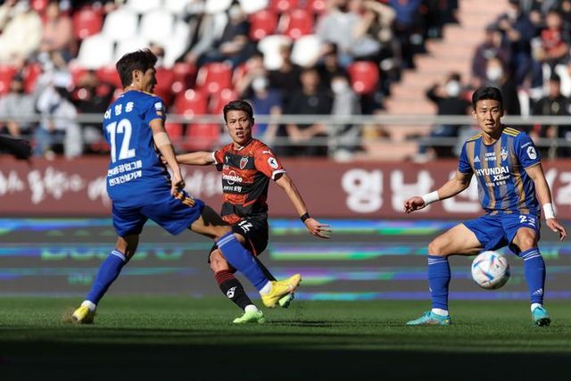 지난 시즌 동해안더비서 맞대결을 펼친 울산과 포항. ⓒ 한국프로축구연맹