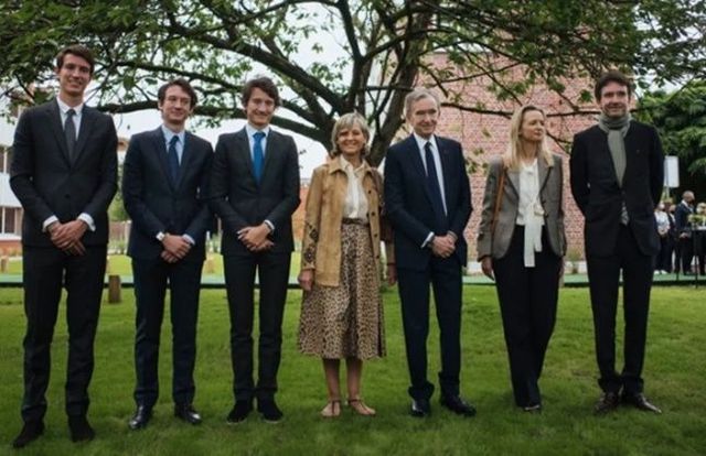 프랑스 북부 루베에 있는EDHEC비즈니스 스쿨의 한 공장에 모인 아르노 회장(오른쪽에서 세번째)과 그의 가족들.ⓒAP/뉴시스