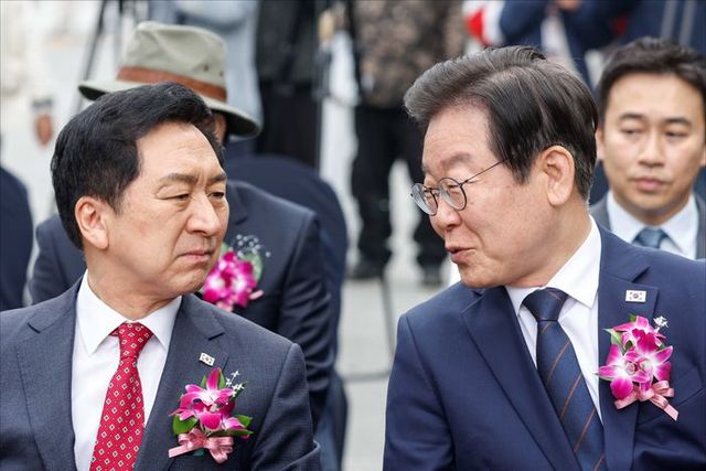 김기현(왼쪽) 국민의힘 대표와 이재명 더불어민주당 대표가 지난 20일 서울 종로구 광화문 광장에서 열린 