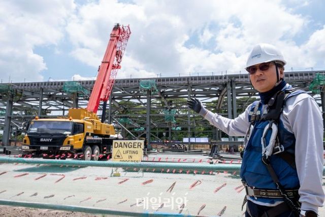 필리핀 남북철도사업에서 차량 기지를 수주한 이상엽 포스코이앤씨 현장소장이 19일(현지시간) 건설 중인 중정비창 앞에서 사업에 대해 설명하고 있다. ⓒ아시아개발은행(ADB) 제공