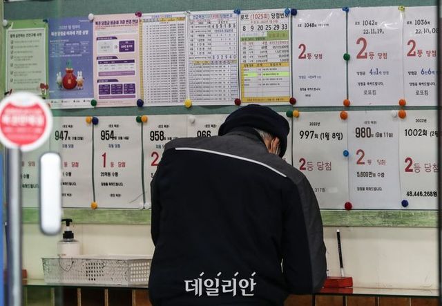 서울 시내 한 복권 판매점에서 한 시민이 복권을 구매하고 있다. ⓒ뉴시스