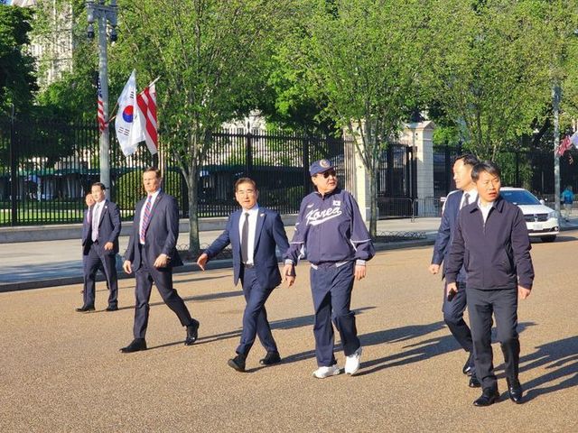 미국을 국빈 방문한 윤석열 대통령이 25일(현지시간) 워싱턴DC백악관 인근에서 바이든 대통령이 지난해 방한 당시 선물한 모자와 선글라스, 대한민국 국가대표 야구팀 점퍼와 시구 때 신었던 국산 브랜드의 운동화를 신고 산책하고 있다. ⓒ대통령실